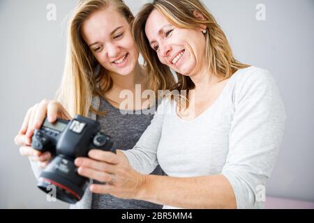 Mutter und Tochter Fotos und deren Überprüfung auf eine moderne digitale DSLR-Kamera Stockfoto