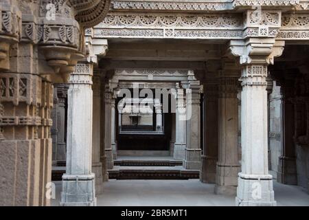 Ahmedabad / Indien / 11. April 2017: Langer Flur in einem aus Sandstein gebauten Steppenbrunnen Stockfoto