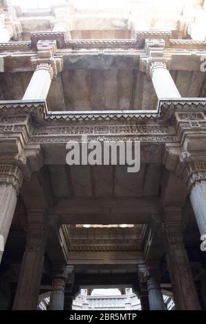 Ahmedabad / Indien / 11. April 2017: Steppenbau aus Stein auf Säulen Stockfoto