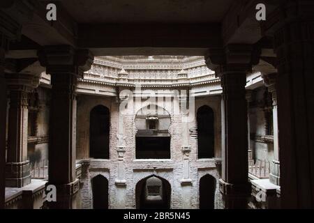 Ahmedabad/Indien/11. April 2017: Zentrale Perspektive im Stepwell in Indien Stockfoto