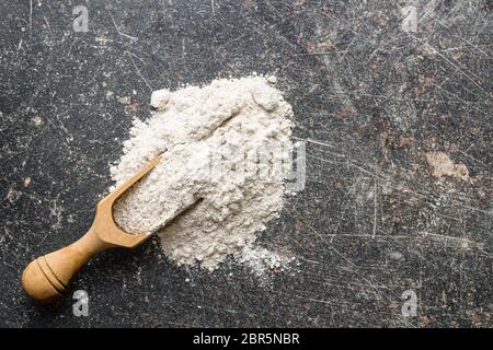 Vollkorn Weizenmehl in Holz- Schaufel. Stockfoto