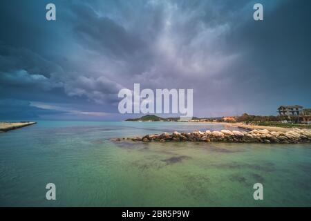 Stürmische dramatische Wolken über Alykes Bucht in Zakynthos Insel, Griechenland ansammeln Stockfoto