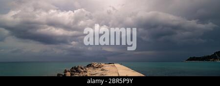 Stürmische dramatische Wolken ansammeln über Landspitze auf der Alykes Bucht in Zakynthos Insel, Griechenland Stockfoto