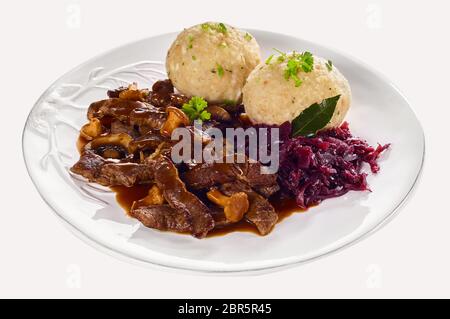 Schweizer Ragout aus Zürich mit Streifen von geschmortem Fleisch in einem reichhaltigen Soße mit kleinen Pilzen mit Klößen und Rotkohl zerfetzt, die auf einem generischen serviert. Stockfoto