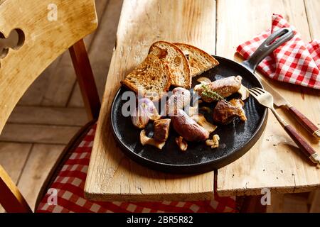 Mit der sortierten Wild Wild Verrundungen wie Hirsche und Wildschweine mit knusprigen Roggen Toast auf einem urigen schwarze Platte mit Besteck und Serviette serviert. Stockfoto