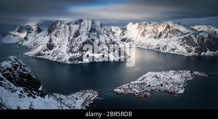 Blick vom Reinebringen Gipfel auf Andoya und Olstinden im verschneiten Winter, Lofoten Stockfoto