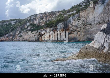 White Cliffs und türkisblauem Wasser in der Nähe von Blauen Grotten in Zakynthos Insel, Griechenland Stockfoto
