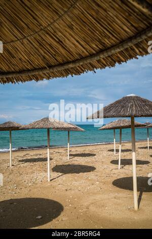 Sonnenschirme am Strand von Tsilivi im Sommer auf Zakynthos Insel, Griechenland Stockfoto
