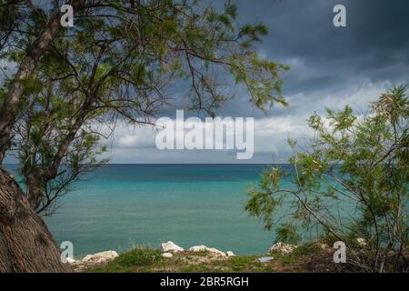 Stürmische dramatische Wolken über dem Strand von Alykes auf Zakynthos Insel, Griechenland ansammeln Stockfoto