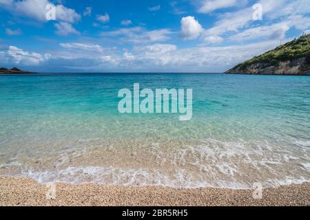 Unglaublich türkisfarbene Wasser auf der Xigia Schwefel Strand im Sommer auf der Insel Zakynthos, Griechenland Stockfoto