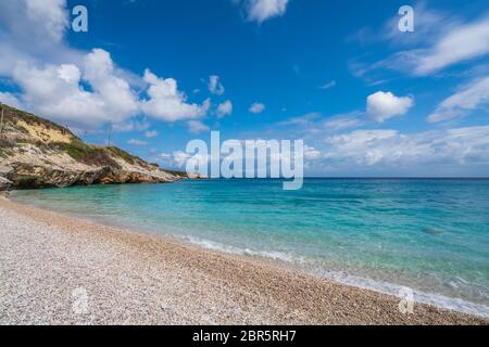 Unglaublich türkisfarbene Wasser auf der Xigia Schwefel Strand im Sommer auf der Insel Zakynthos, Griechenland Stockfoto