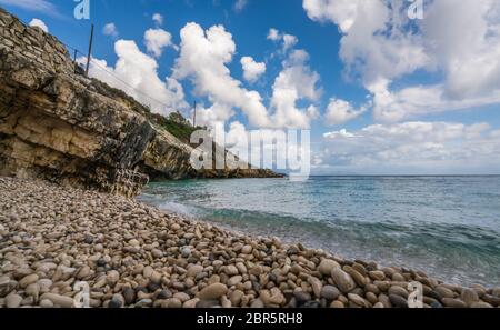 Unglaublich türkisfarbene Wasser auf der Xigia Schwefel Strand im Sommer auf der Insel Zakynthos, Griechenland Stockfoto