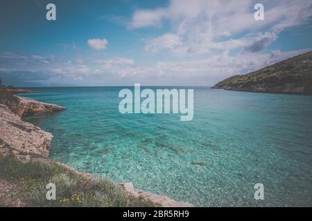 Unglaublich türkisfarbene Wasser auf der Xigia Schwefel Strand im Sommer auf der Insel Zakynthos, Griechenland Stockfoto