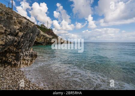 Unglaublich türkisfarbene Wasser auf der Xigia Schwefel Strand im Sommer auf der Insel Zakynthos, Griechenland Stockfoto