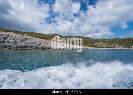 Küste Klippen in der Nähe von Blauen Grotten, wie aus einem touristischen Boot gesehen, Zakynthos Insel, Griechenland Stockfoto