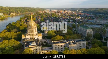 Sonnenaufgang reflektiert in der Kanawha River langsam fliesst durch malerische Charleston West Virginia Downtown Stockfoto