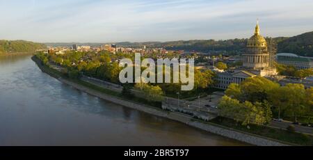 Sonnenaufgang reflektiert in der Kanawha River langsam fliesst durch malerische Charleston West Virginia Downtown Stockfoto