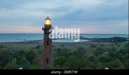 Das letzte Licht verbläßt über den ganzen Kopf Bay an der Ostküste in North Carolina Stockfoto