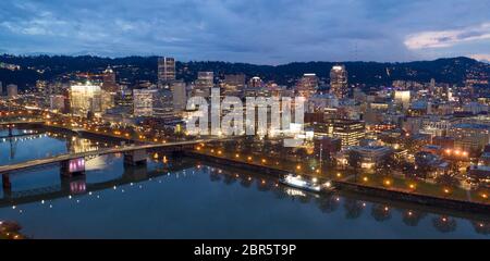 Die Skyline der Stadt leuchtet in der Dämmerung in diesem Luftbild von Portland Oregon Stockfoto