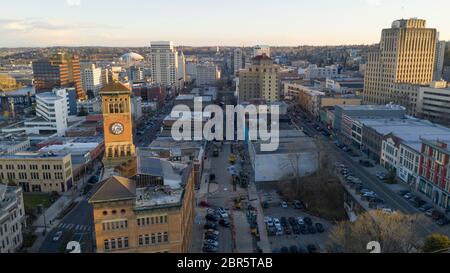 Die Sonne steht tief am Himmel am späten Nachmittag über den städtischen Skyline von Tacoma Washington Stockfoto