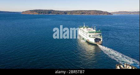 Eine Fähre Motoren in den Puget Sound in Richtung Vashon Island Stockfoto