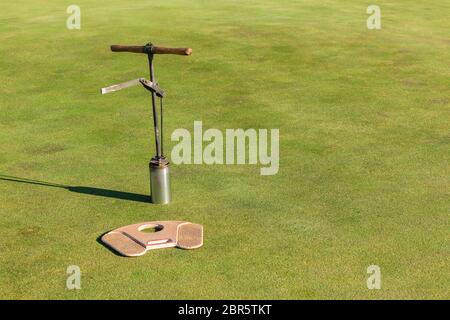 Golf Putting Green Wartung neue Loch Platzierung Werkzeuge Stockfoto