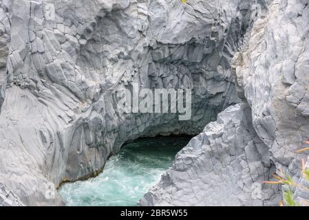 Basaltfelsen Formationen der Schlucht des Alcantara Flusses, Sizilien, Italien Stockfoto
