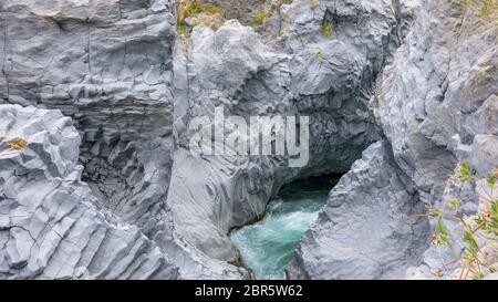 Basaltfelsen Formationen der Schlucht des Alcantara Flusses, Sizilien, Italien Stockfoto