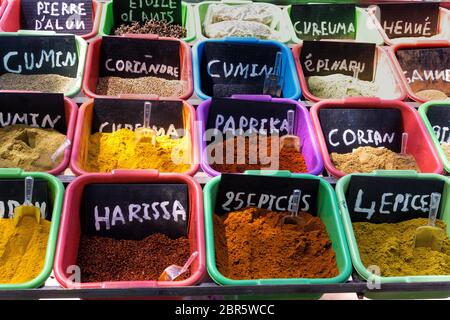 Verschiedene Gewürze zum Verkauf in einem Straßenmarkt in Houmt El Souk in Djerba, Tunesien. Stockfoto