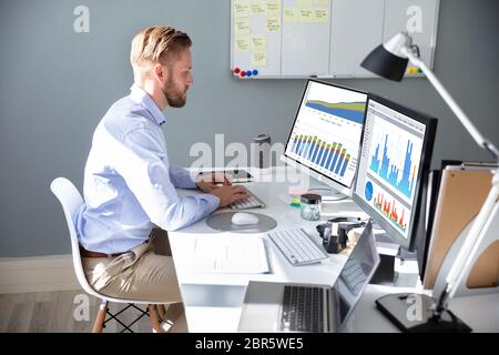 In der Nähe von einem Geschäftsmann Hand Analyse von Graphen auf Laptop Stockfoto