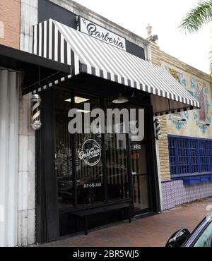 Miami, Vereinigte Staaten Von Amerika. Mai 2020. MIAMI, FL - MAI 20: Friseur in Little Havana öffnet seine Türen am Mittwoch, 20. 2020 in Miami, Florida. (Foto von Alberto E. Tamargo/Sipa USA) Quelle: SIPA USA/Alamy Live News Stockfoto