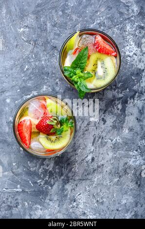 Sommer Soft drink von Kiwi, Kalk und Erdbeere. Fruchtcocktail Stockfoto