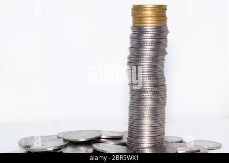 Lagerstapel von Hundert Nummer 1, 10, 5 Indische Rupie metall Münze Währung auf isolierten Hintergrund. Finanzen, Wirtschaft, Investitionen Konzept. Banking und Exc Stockfoto