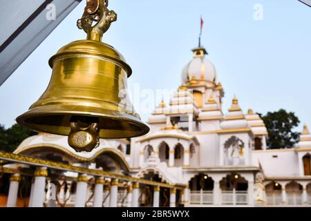 Ring Glocken im Tempel. Golden Metall Bell isoliert. Big Brass buddhistischen Bell der japanischen Tempel. Klingeln Bell im Tempel ist der Glaube günstig. Bangkok, Th Stockfoto