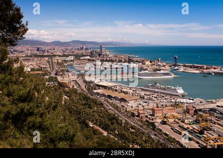 Panoramablick über Port Vell vom Gipfel des Montjuïc, Barcelona, Katalonien, Spanien Stockfoto