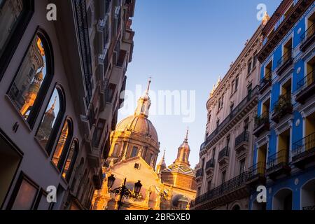 Basilika Unserer Lieben Frau von Pilar und die historischen Gebäude von unten gesehen, Zaragoza von der Straße aus, Reflexion der Kathedrale in Glas wi Stockfoto