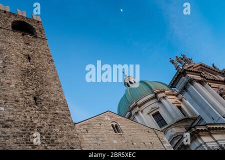 Nahaufnahme von broletto Palast und die Kathedrale auf blauen Himmel und der Mond im Hintergrund, Brescia, Lombardei, Italien Stockfoto