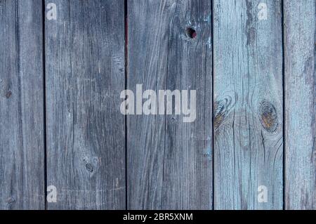 Rustikaler Holzhintergrund aus alten Brettern. Spuren der Alterung auf Holzdeck. Getrocknetes Holz Stockfoto