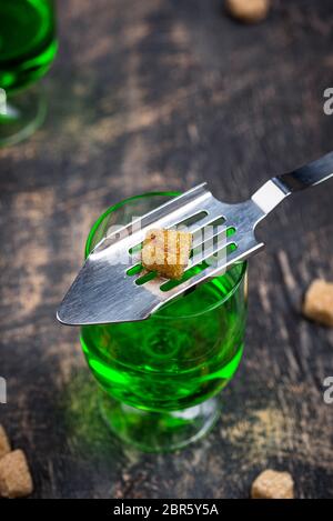 Ein Glas Absinth mit Rohrzucker Stockfoto