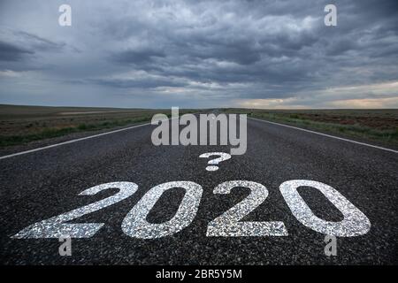 Wüstenstraße mit dem Text 2020 und einem Fragezeichen. Stockfoto