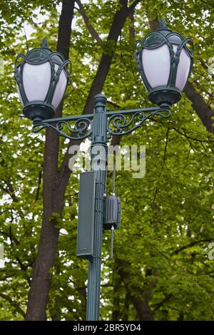 Vintage Laterne mit Überwachungskamera im Stadtpark, selektiver Fokus Stockfoto