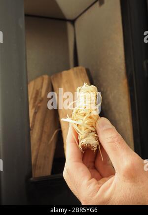Mann hält eine natürliche Kamin Anzünder, schoß schließen Stockfoto