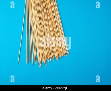 Holz Bambus Stäbchen auf blauem Hintergrund, in der Nähe Stockfoto