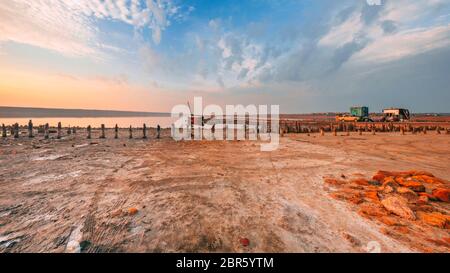 Ufer- und Unterseite eines trocknen See bei Sonnenuntergang Stockfoto