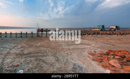 Ufer- und Unterseite eines trocknen See bei Sonnenuntergang Stockfoto