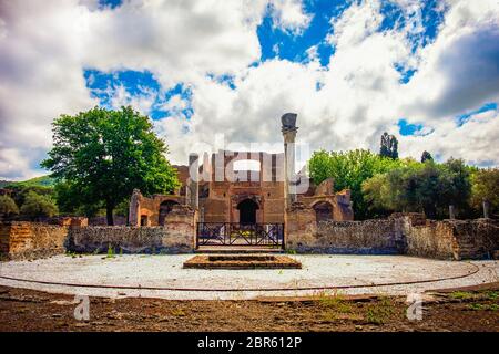 Villa Adriana in Tivoli Rom - Latium Italien - Die drei Exedras Gebäude Ruinen in Hardrians Villa archäologische Stätte von der Unesco. Stockfoto