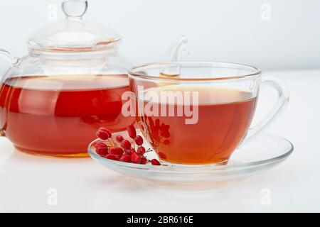 Gesund Tee mit berberitzen in Glas Schale auf auf einem weißen Hintergrund. Stockfoto