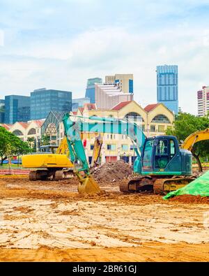 Baustelle Maschinen und graben Bagger arbeiten an Singapore Downtown street Stockfoto