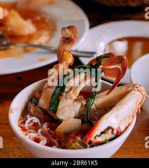 Vietnamesische Meeresfrüchte in einem Topf kochend mit Krabben und Gewürzen lecker Stockfoto