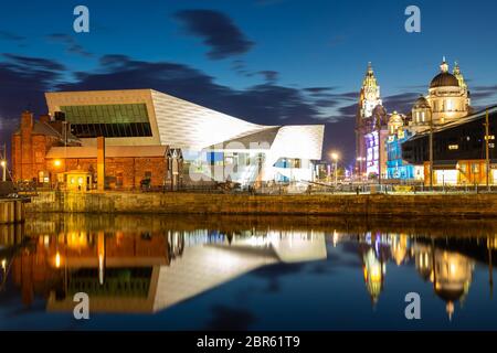 Liverpool Skyline Gebäude am Pier Head und alber Dock bei Sonnenuntergang Dämmerung, Liverpool, England, UK. Stockfoto